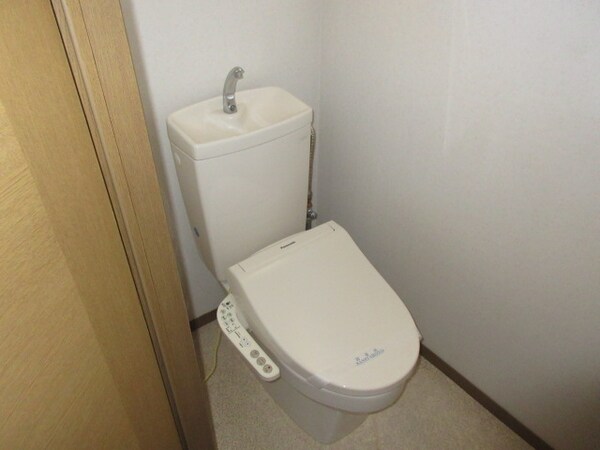 トイレ(温水洗浄便座付のシンプルで使いやすいトイレです)