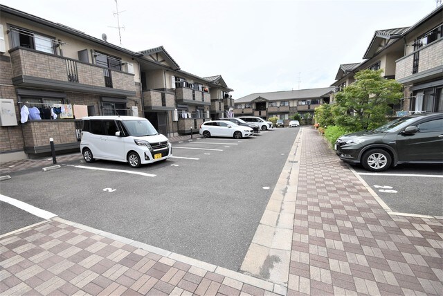 物件外観写真2　(駐車場)