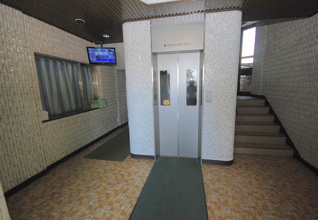 物件外観写真2　(エレベータ)