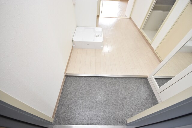 物件内観写真6　(玄関)