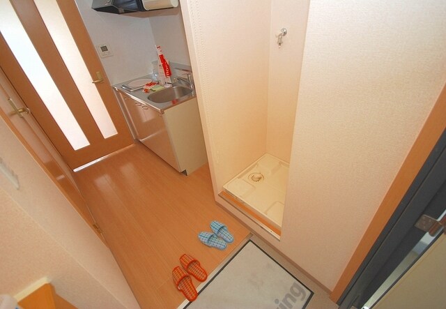 物件内観写真10　(玄関前、廊下)