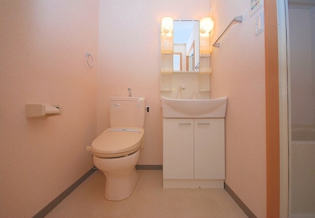 物件内観写真13　(洗面台・トイレ)