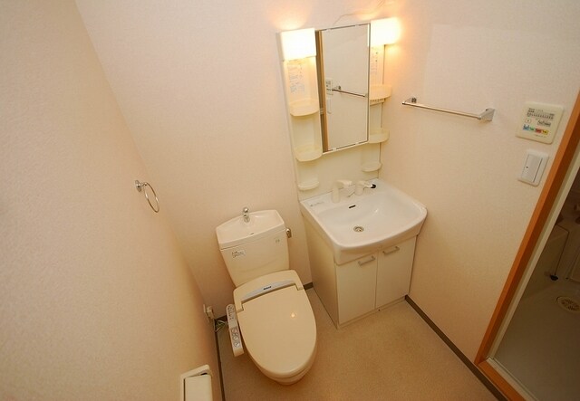 物件内観写真16　(洗面台・トイレ)