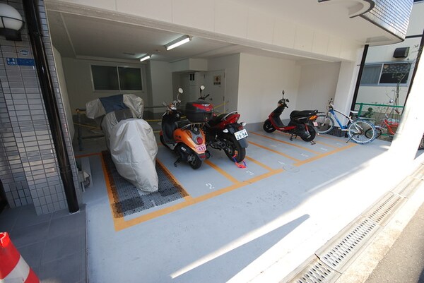 敷地内/建物(バイク置場)