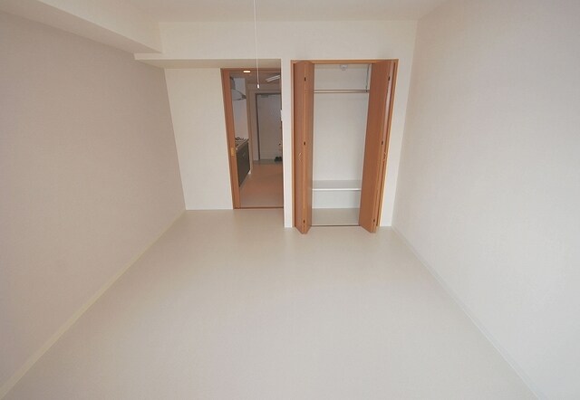 物件内観写真7　(洋室・収納)