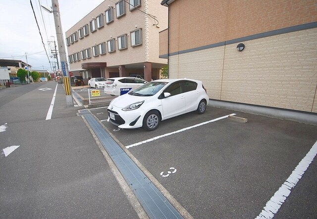 物件外観写真3　(敷地内駐車場)