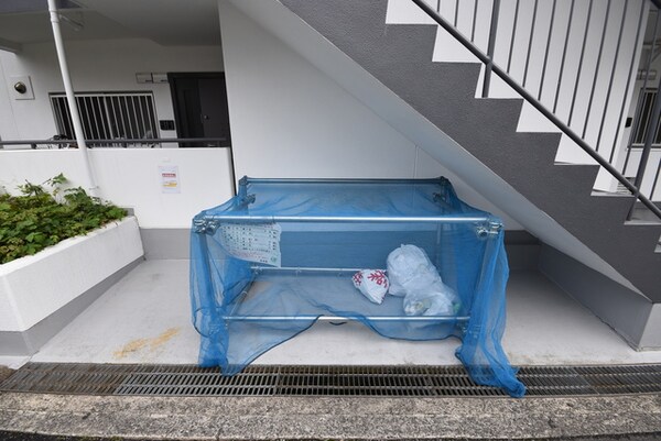エントランス(敷地内ゴミ置き場)