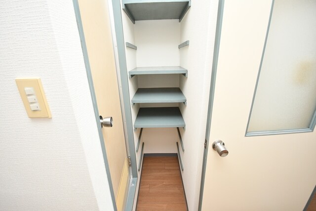 物件内観写真12　(収納棚)
