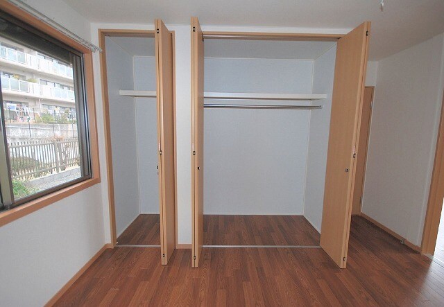 物件内観写真5　(洋室・収納)