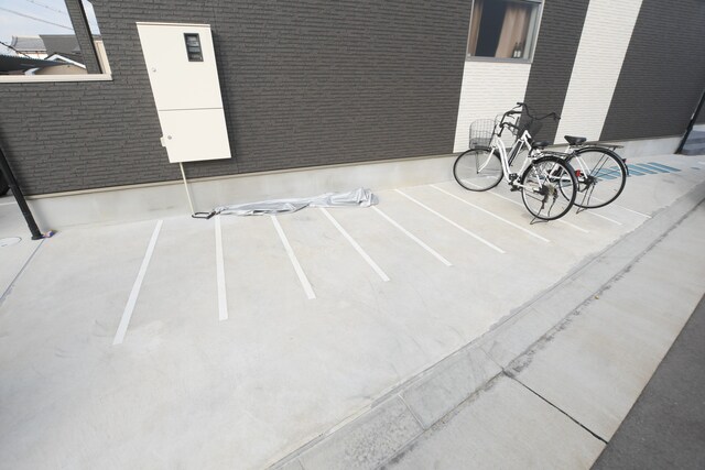 物件外観写真3　(駐輪場)