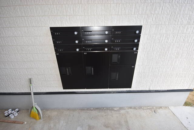 物件外観写真3　(集合ポスト、宅配BOX)