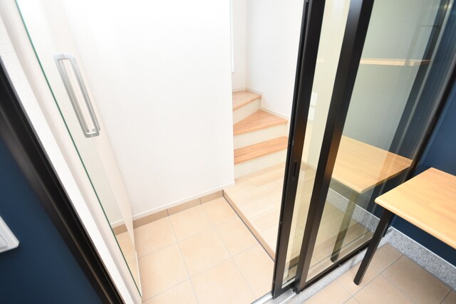 物件内観写真8　(玄関)