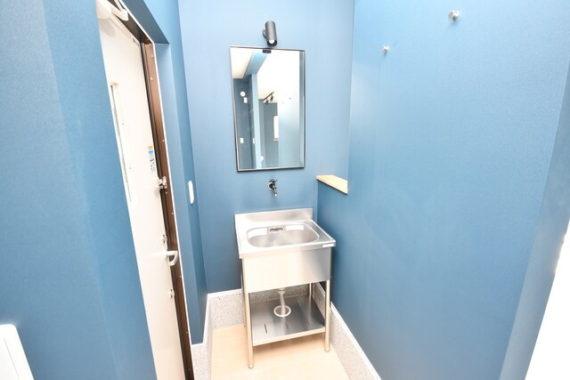 物件内観写真20　(ガレージ内洗面台)