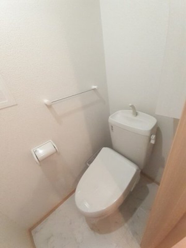 トイレ(落ち着いた色調のトイレです)