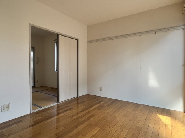 物件内観写真4　(洋室と和室、どちらも楽しめるお部屋です♪)