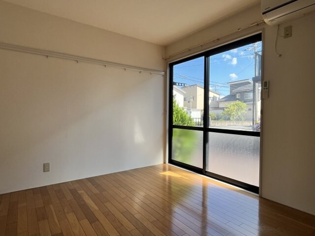 物件内観写真7　(明るい洋室です)