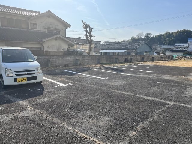 物件外観写真2　(駐車場に車を止められます)