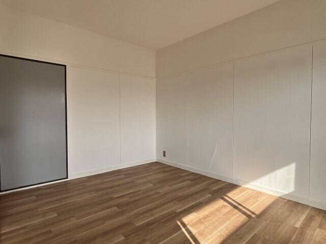 物件内観写真11　(使い勝手のいい洋室です)