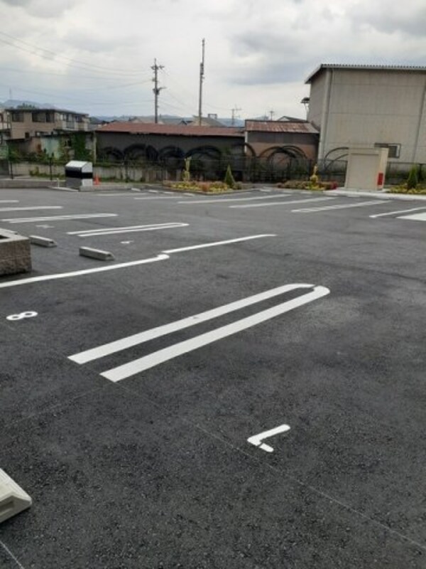 駐車場(車をお持ちの方に嬉しい駐車場付きの物件です)