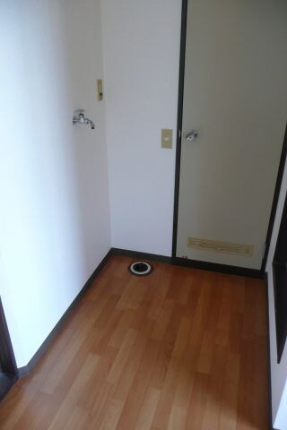 物件内観写真11　(洗濯機置場)