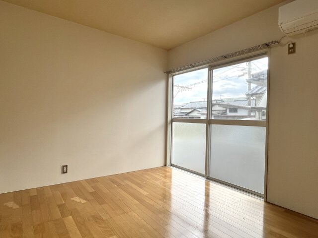 物件内観写真3　(内装は落ち着いています)