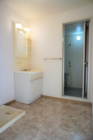 物件内観写真7　(広い洗面スペース)