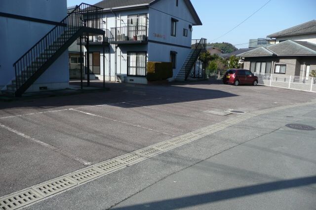 物件外観写真2　(広めの駐車場で停めやすいです♪)