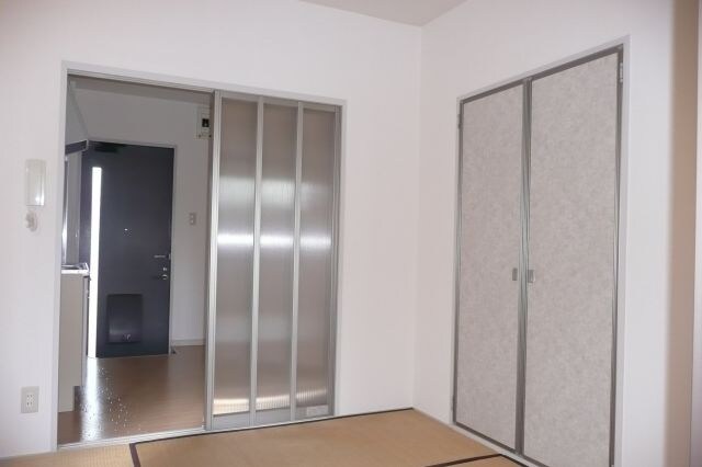 物件内観写真8　(4.5帖和室♪)