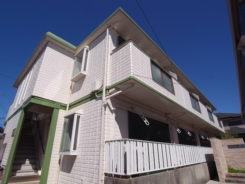 物件外観写真1　(外壁改装中)