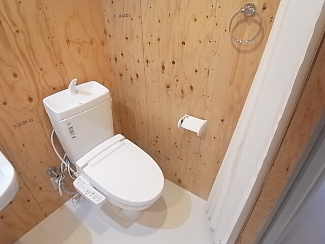 物件内観写真2　(ウッディなトイレ＾＾ウォシュレット付きですよ＾＾)