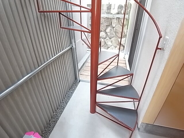 物件内観写真13　(玄関入るとすぐ螺旋階段です＾＾)