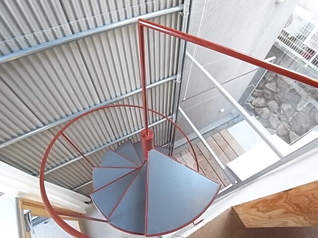 物件内観写真18　(日の差し込む螺旋階段＾＾)