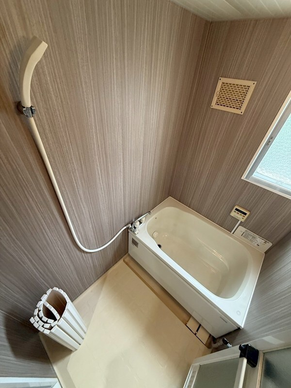 物件内観写真5　(浴室にも窓が有明るいです！)