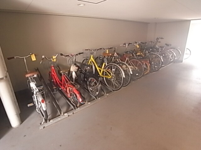 物件内観写真10　(屋内駐輪場（原付・バイク置場も有ります）)