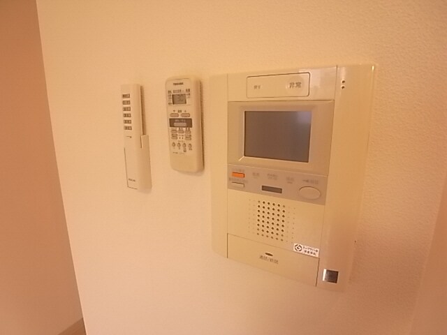 物件内観写真15　(モニターホンで安心です（照明は調光リモコン付）)