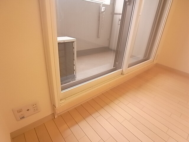 物件内観写真16　(二重サッシで防音バッチリです)