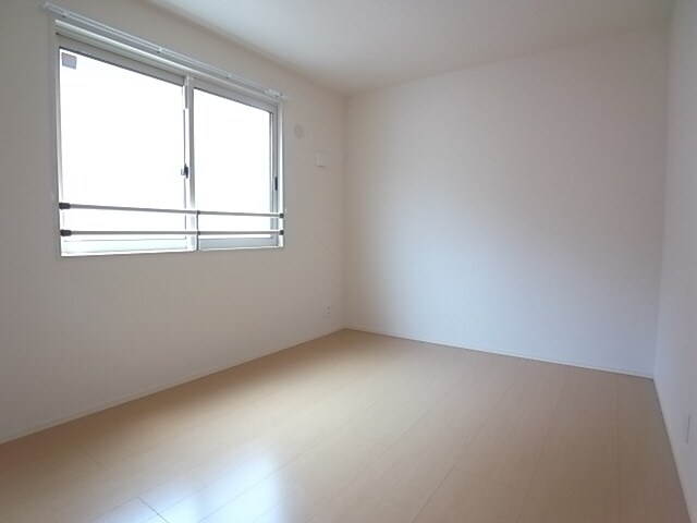 物件内観写真18　(日当たり良好な洋室です☆)