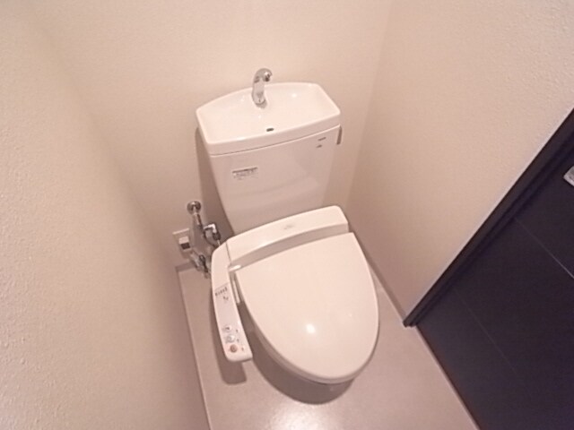 物件内観写真2　(いまやウォシュレットは必需品＾＾)