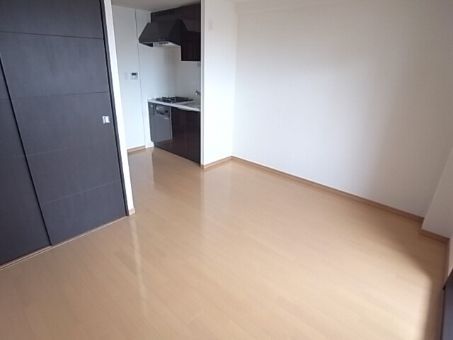 物件内観写真6　(光沢のある清潔なフローリングです＾＾)