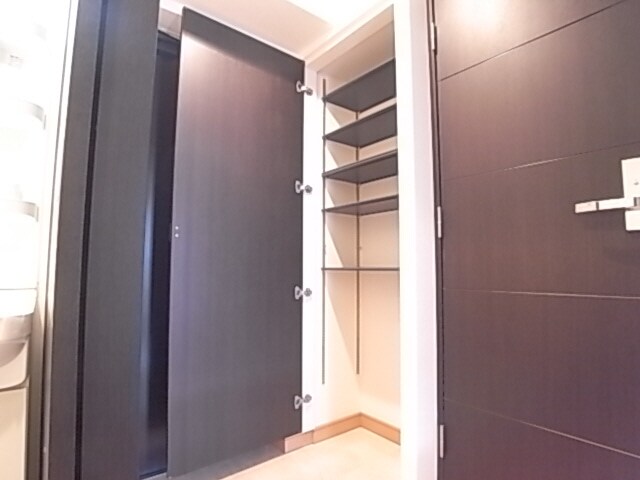 物件内観写真7　(玄関周りの収納も充実しております＾＾)