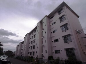 上高丸南住宅4号棟外観写真
