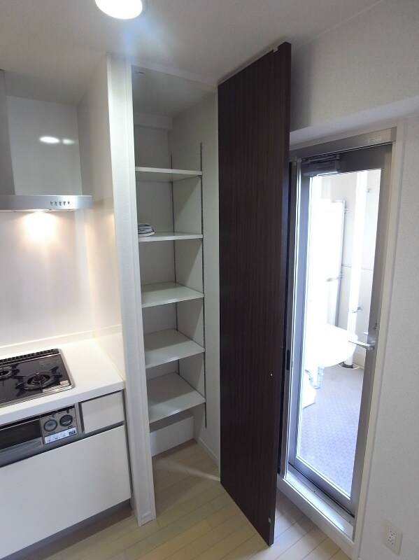物件内観写真21　(キッチン横収納)