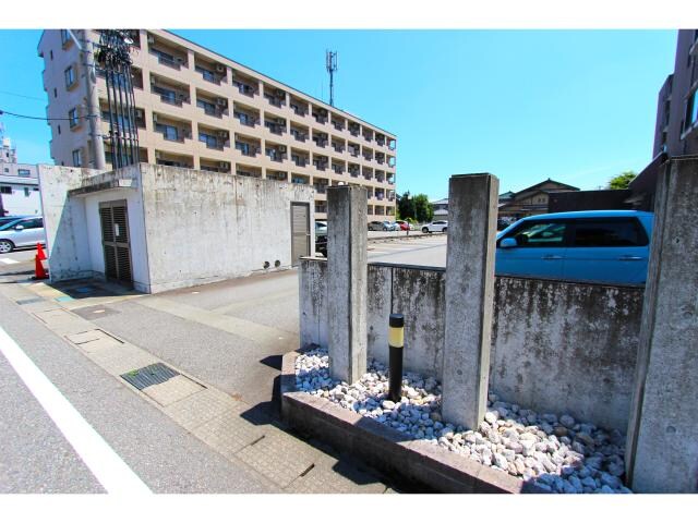 物件外観写真2　(『融雪付駐車場』＆『敷地内ゴミ捨場』完備★☆)