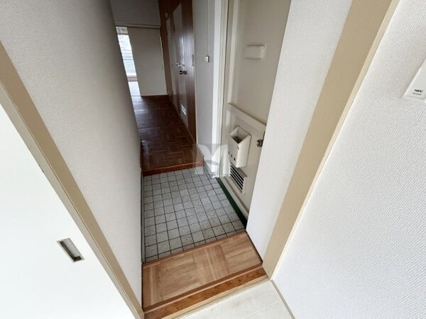 玄関(※退去前により画像は401号室になっております。間取り自体は)