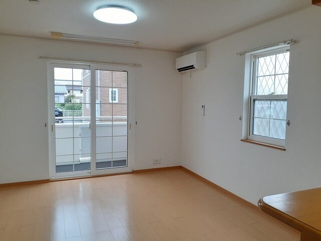 物件内観写真9　(ゆったりとしたリビングです)