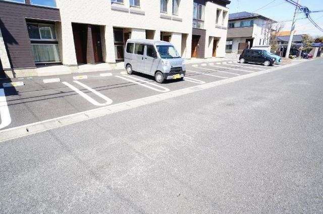 物件外観写真2　(駐車スペースもあります)