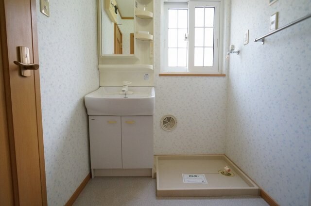 物件内観写真14　(ゆったりとスペースのある洗面所)