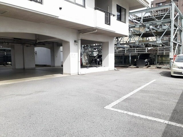物件外観写真2　(駐車場に車を止められます)