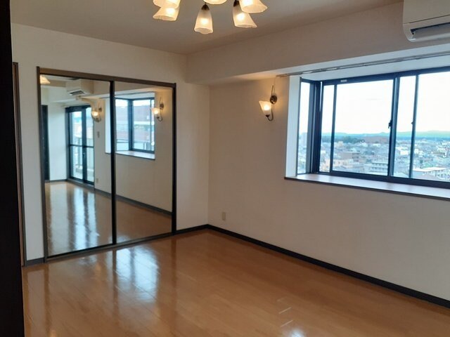 物件内観写真9　(こちらの居間で趣味の時間をお楽しみください)