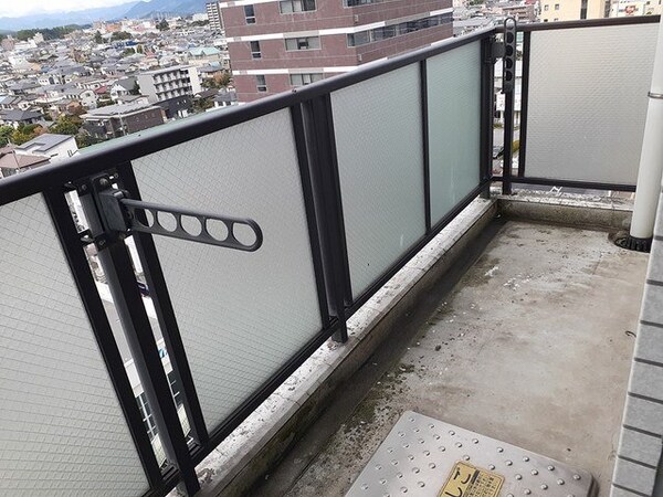 バルコニー(暖かな日差しのふりそそぐバルコニー)